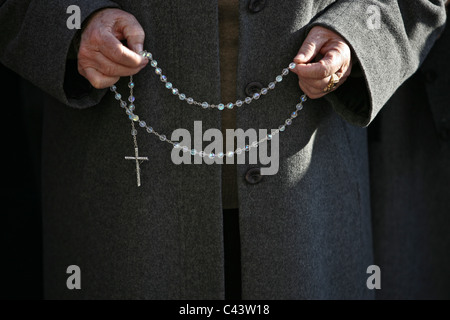 Nahaufnahme von Frau Rosenkranz in den Händen halten Stockfoto