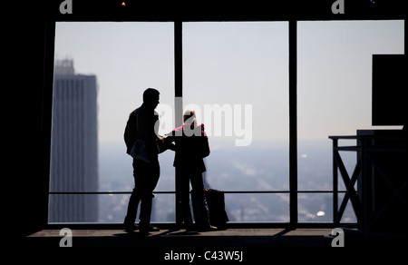 Touristen schauen durch die Fenster der 360 Chicago, früher bekannt als John Hancock Observatory, in der Innenstadt von Chicago, Illinois. Stockfoto