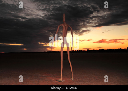 Skulptur von Antony Gormley, innen Australien Ausstellung über Lake Ballard bei Sonnenaufgang, Western Australia Stockfoto