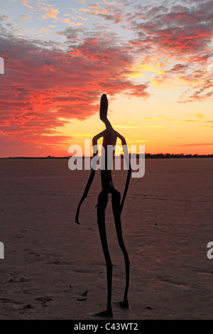 Skulptur von Antony Gormley, innen Australien Ausstellung über Lake Ballard bei Sonnenaufgang, Western Australia Stockfoto