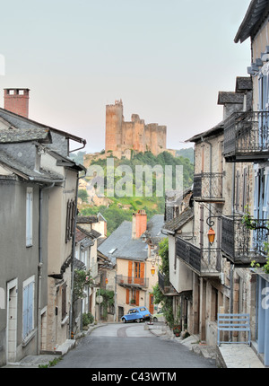 Die historische Bastide Stadt von Najac, zeigt der Hauptstraße und Chateau royal, Quercy, Frankreich Stockfoto