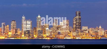 Seattle Skyline von Alki Beach in der Abenddämmerung, USA Stockfoto