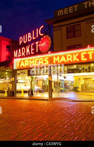 Zeichen für Pike Place öffentlichen Markt in der Abenddämmerung Seattle Washington USA Stockfoto