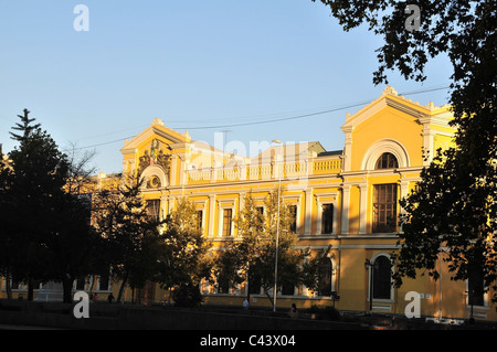 Blauer Himmel Baum Ansicht gelbe Fassade des Casa-zentrale, Universidad de Chile, Avenida Bernardo o ' Higgins, Santiago, Chile Stockfoto