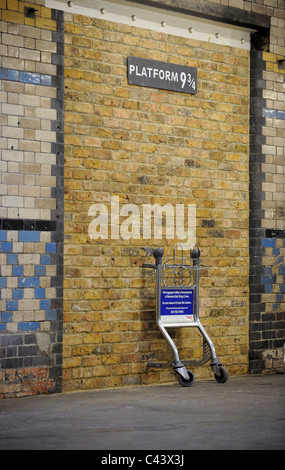 Platform 9¾ am Bahnhof Kings Cross mit den Charakter Harry Potter berühmt. Stockfoto