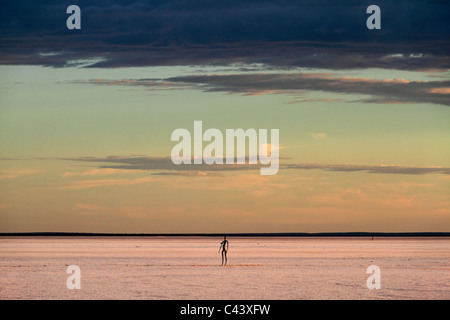 Skulptur von Antony Gormley, innen Australien Ausstellung über Lake Ballard, Western Australia Stockfoto