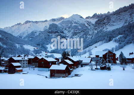 Elm, Schweiz, Europa, Kanton Glarus, Dorf, Häuser, Häuser, Kirche, Winter, Schnee, Berge Stockfoto