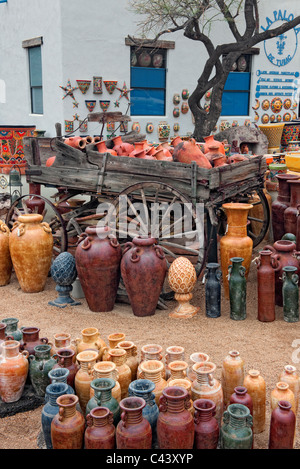 Bunte Anzeige von Keramik in einem der vielen Läden in der Künstlerkolonie Tubac, Arizona und Umgebung. Stockfoto