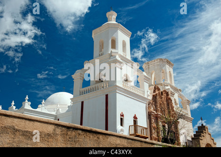 Morgenwolken übergehen Mission San Xavier del Bac (1783) in der Nähe von Tucson, Arizona. Stockfoto