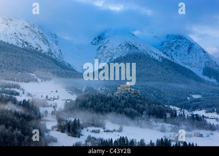 Schloss Tarasp, Schweiz, Europa, Kanton Graubünden, Graubünden, Engadin, Burg, Holz, Wald, Berge, Wolken, Winter, Schnee Stockfoto