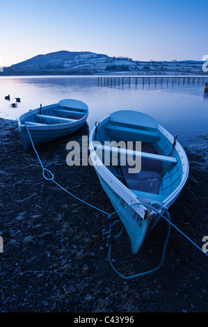 Ruderboote am Ufer am Llangorse See, Llangors, Brecon Beacons National Park, Wales Stockfoto