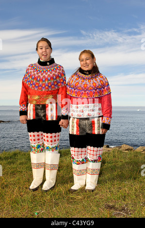 Grönland, Europa, Westküste, Upernavik, traditionell, Kleidung, Frauen, zwei, jung, Porträt, draußen, Meer, stehend, Lächeln, sk Stockfoto
