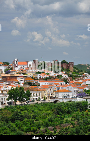 Blick auf die Bergstadt Silves, Algarve, Portugal Stockfoto