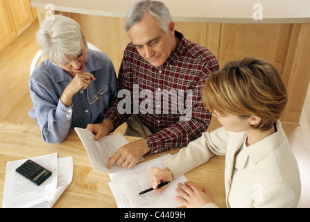 Älteres Paar im Gespräch mit Finanzplaner zu Hause Stockfoto