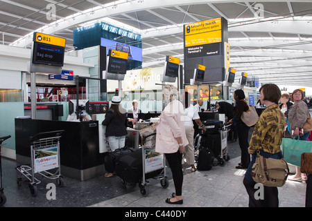 BA-Check-in Warteschlange - Terminal 5 – Flughafen Heathrow - London Stockfoto