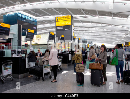 BA-Check-in Warteschlange - Terminal 5 – Flughafen Heathrow - London Stockfoto