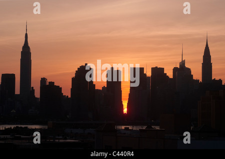 New York, NY - 27 Mai 2011 Skyline von Manhattan während Manhattanhenge - wenn die Sonne das Straßenraster perfekt ausgerichtet. Stockfoto