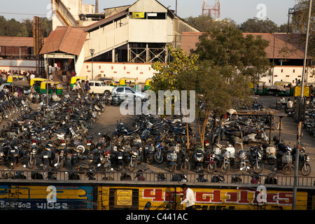 Motorrad Parkplatz vor Railway Station, Ahmedabad, Gujarat, Indien Stockfoto