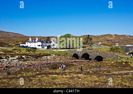 Blick über den Fluß Sligachan in Richtung Sligachan Hotel und die alte Straßenbrücke auf die Insel von Skye Schottland Stockfoto