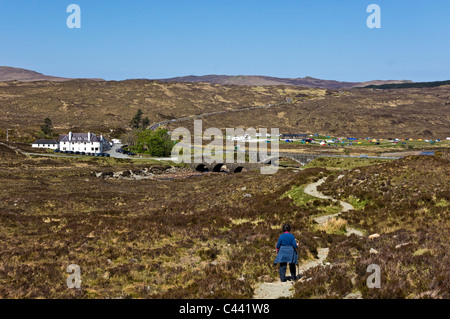 Ein Walker-Köpfe in Richtung Sligachan Hotel in Glen Sligachan Skye Schottland mit alten und neuen Brücken in Bildmitte Stockfoto