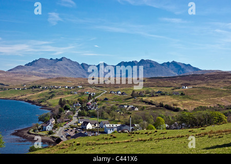 Ansicht von oben Skye Dorf Carbost in Richtung der Cuillin Hills mit Talisker Whisky-Destillerie im Vordergrund. Stockfoto