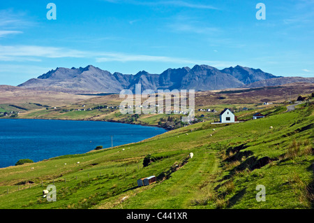 Ansicht von oben Skye Dorf Carbost in Richtung der Cuillin Hills Stockfoto