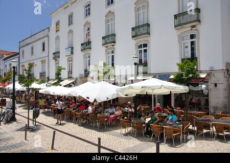 Restaurant im Freien, Praca da Republik, Tavira, Tavira Gemeinde, Region Distrikt Faro, Algarve, Portugal Stockfoto