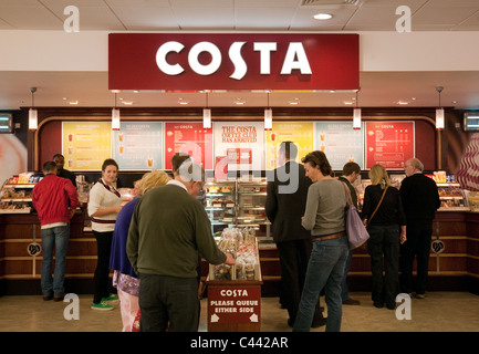 Schlange von Menschen im Costa Coffee Café, Clacket Lane Dienstleistungen Autobahn M25, Surrey, UK Stockfoto