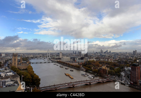 Der Fluss Themse und London skyline Stockfoto