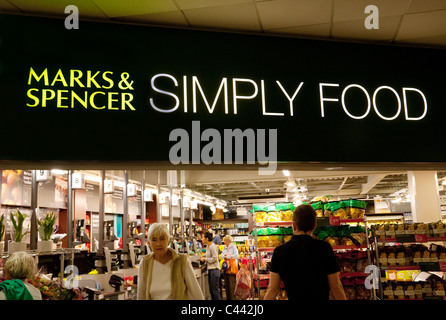 Marks and Spencer Simply Food-Lebensmittelgeschäft in der Exeter Motorway Services, M5, Devon, Cornwall, Großbritannien Stockfoto