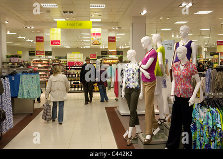 Marks &amp; Spencer speichern, M & S Truro Cornwall, Innenansicht, Womenswear und Food hall Stockfoto