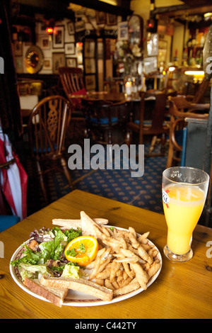 Traditionelles Pub Essen Mittagessen im Nags Head Pub, Usk, Gwent, Wales UK Stockfoto