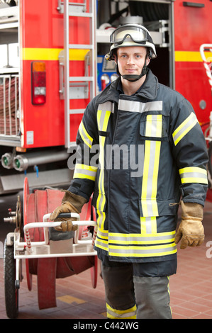 Bild von einem jungen und erfolgreichen Feuerwehrmann bei der Arbeit Stockfoto