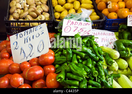 Mercado De Feria Sevilla Sevilla Spanien Gemüse zum Verkauf an einem Marktstand in der Stadt Stockfoto