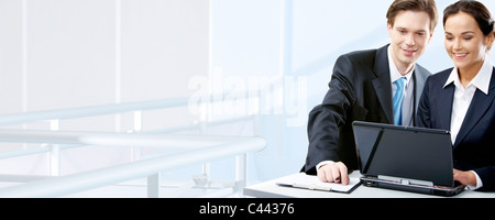 Bild von zwei arbeitenden Menschen Blick auf Laptop-Bildschirm im Büro Stockfoto