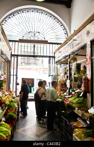 Mercado De Feria Sevilla Sevilla Spanien Kunden Warteschlange für Obst und Gemüse auf einem Marktstand in der Stadt Stockfoto