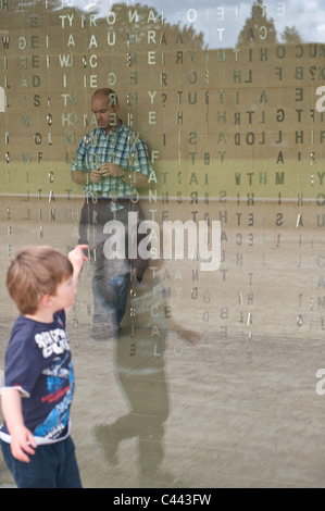 Menschen und Jaume Plensa, spanischer Künstler, ein 50-Meter-Vorhang der Poesie abgehängte Stahl Buchstaben Yorkshire Sculpture Park Stockfoto