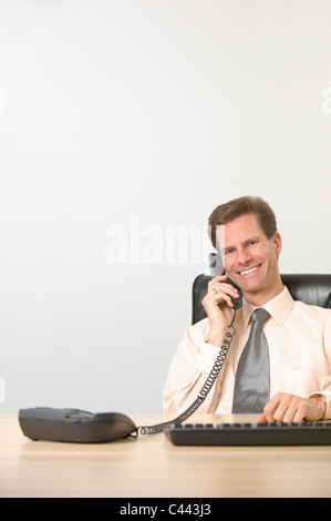Mittlere gealterte und erfolgreicher Geschäftsmann in seinem Büro Stockfoto