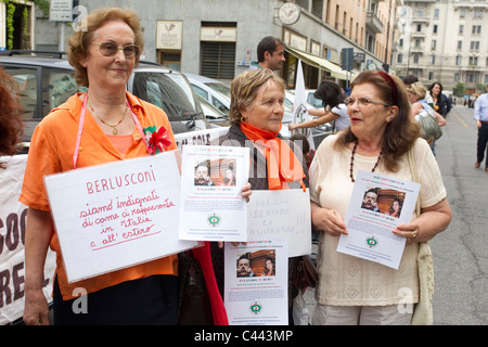 Polizei und Demonstranten außerhalb des Palazzo Guidiziari Mailand Law Courts bei der Verhandlung von Silvio Berlusconi. Foto: Jeff Gilbert Stockfoto