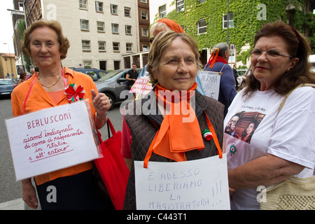 Polizei und Demonstranten außerhalb des Palazzo Guidiziari Mailand Law Courts bei der Verhandlung von Silvio Berlusconi. Foto: Jeff Gilbert Stockfoto