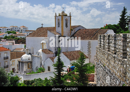 Igreja de Santiago und Schloss Wände, Tavira, Tavira Gemeinde, Region Distrikt Faro, Algarve, Portugal Stockfoto