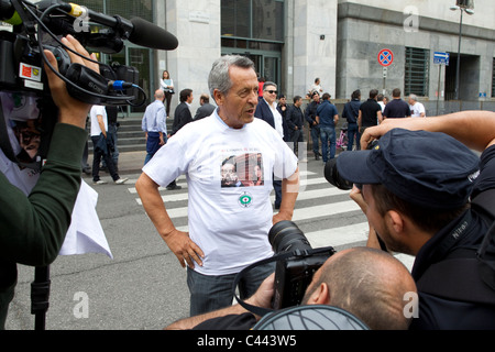 Polizei und Demonstranten außerhalb des Palazzo Guidiziari Mailand Law Courts bei der Verhandlung von Silvio Berlusconi. Foto: Jeff Gilbert Stockfoto