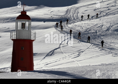 Wanderer in der Nähe des Leuchtturms am Oberalppass, Andermatt, Kanton Uri, Schweiz Stockfoto