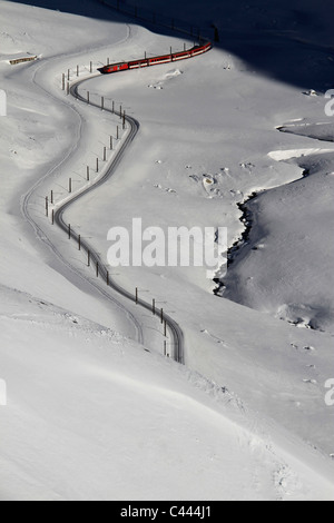 Ein Zug durch die Oberalppass, Andermatt, Uri Kanton, Schweiz Stockfoto