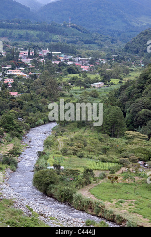 Übersicht über die Bergstadt und der Rio Caldera. Boquete, Chiriqui, Panama, Mittelamerika Stockfoto