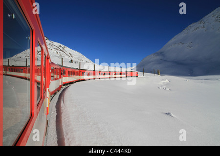 Ein Zug durch die Oberalppass, Andermatt, Uri Kanton, Schweiz Stockfoto