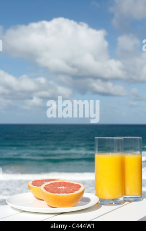 Orangensaft und Grapefruitsaft am Meer Stockfoto