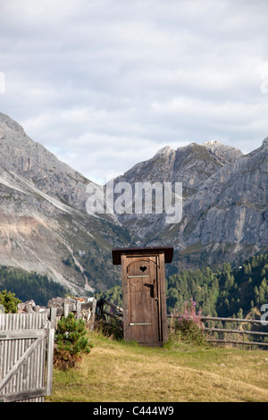 Ein Nebengebäude in einer Berglandschaft Stockfoto