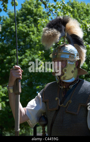 Ein römischer Soldat der Leg ii avg Historische Re-enactment-Gruppe während einer Anzeige an Maumbury Rings in Dorchester, Dorset, England, Vereinigtes Königreich. Stockfoto