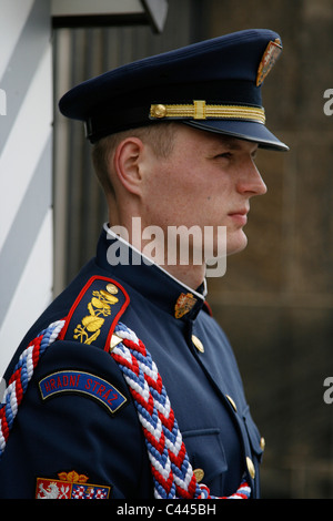 Porträt einer uniformierten Burg Wächter am Eingang der Prager Burg in Prag, Tschechische Republik. Stockfoto